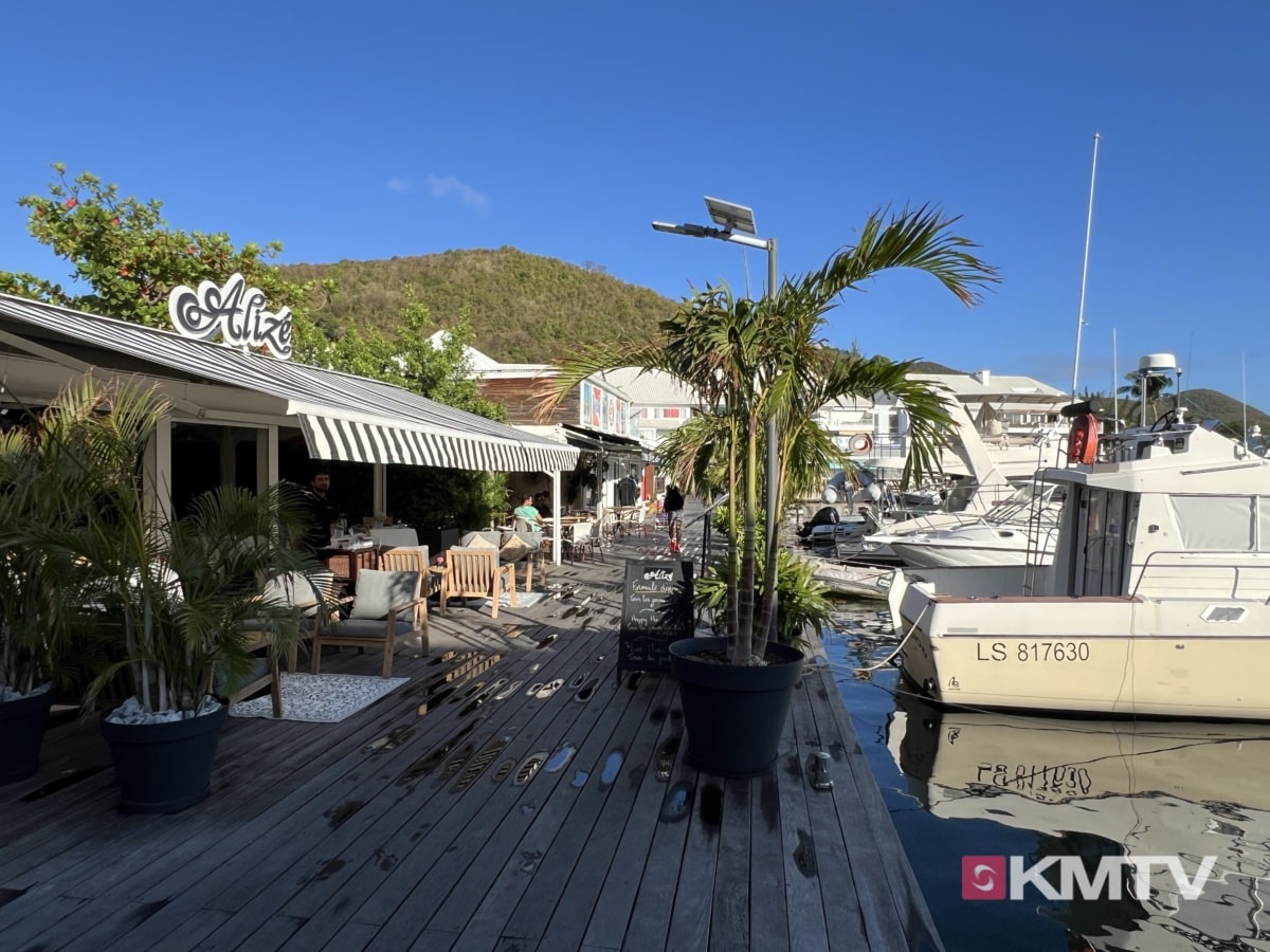 Marigot Saint Martin mit Marina und Blick auf die Karibikküste