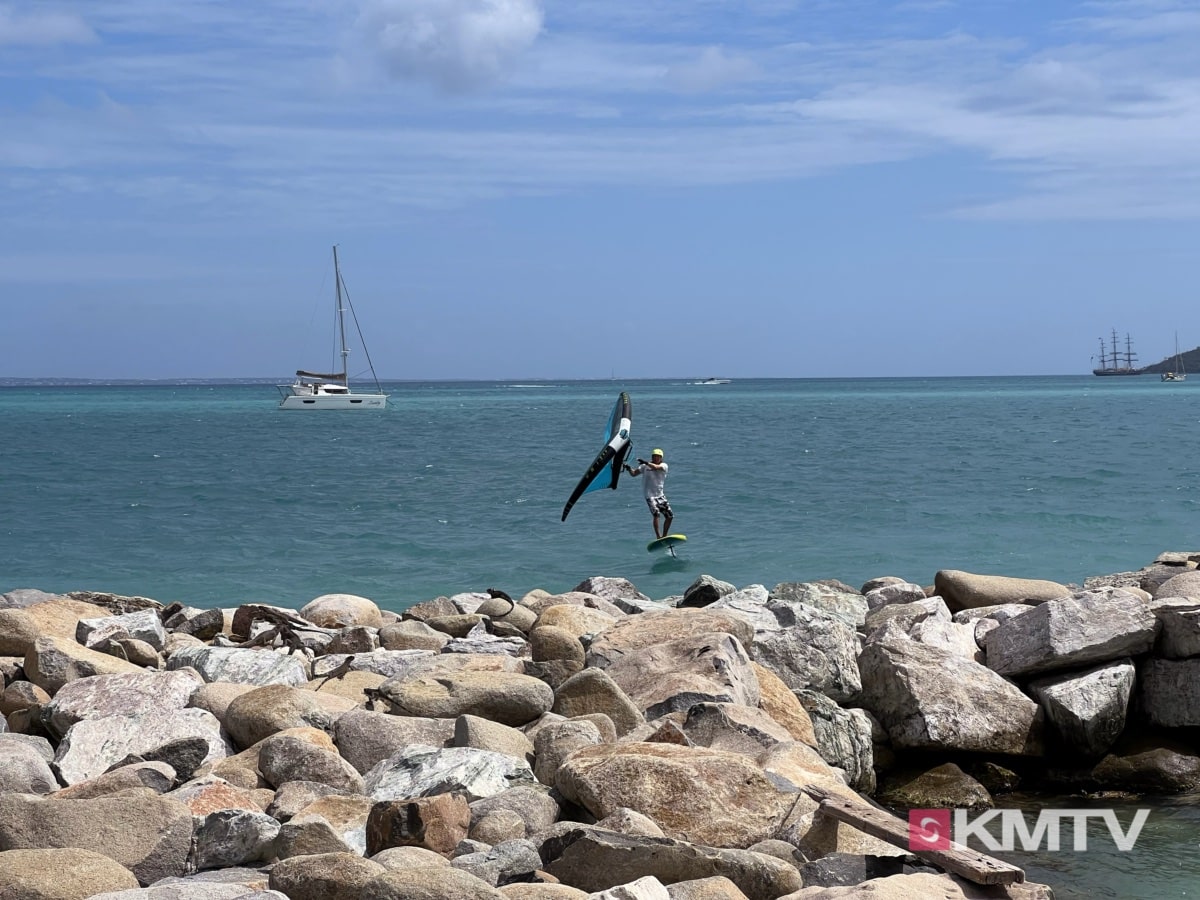 Wingfoilen in der Nettle Bay Saint Martin mit türkisfarbenem Wasser